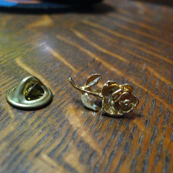 🌹 Gold Rose Vintage Love Vintage Lapel Pin Brooch - Picture 2 of 4